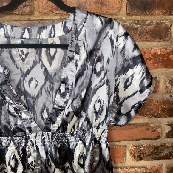 Apt. 9 Gray Black Printed Short Sleeve V-Neck Top Women's Size Small - Picture 2 of 6